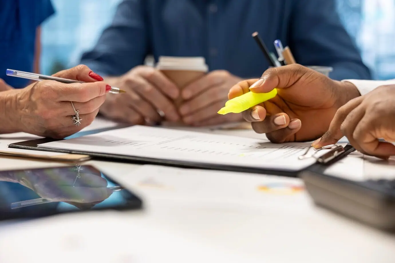 Финансовый консультант-эксперт выделяет условия в контракте пенсионного плана.