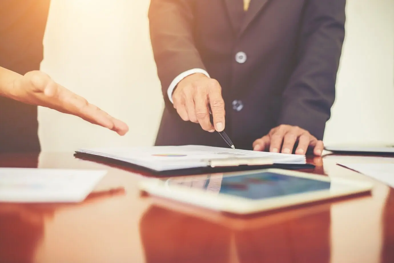 Деловые люди обсуждают диаграммы и графики во время встречи.